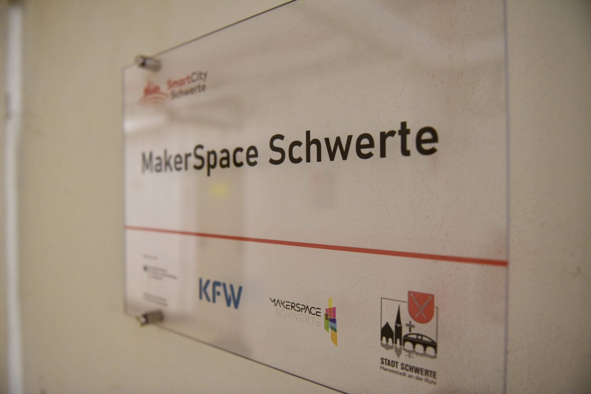 Türschild des MakerSpace Schwere