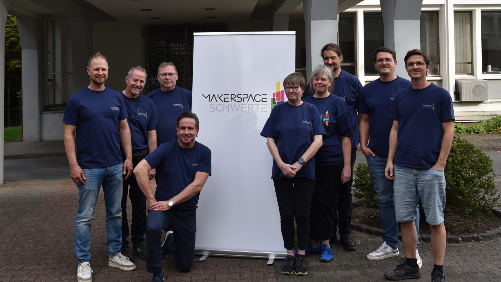 Team des MakerSpace Schwerte vor dem Gebäude der Factory4